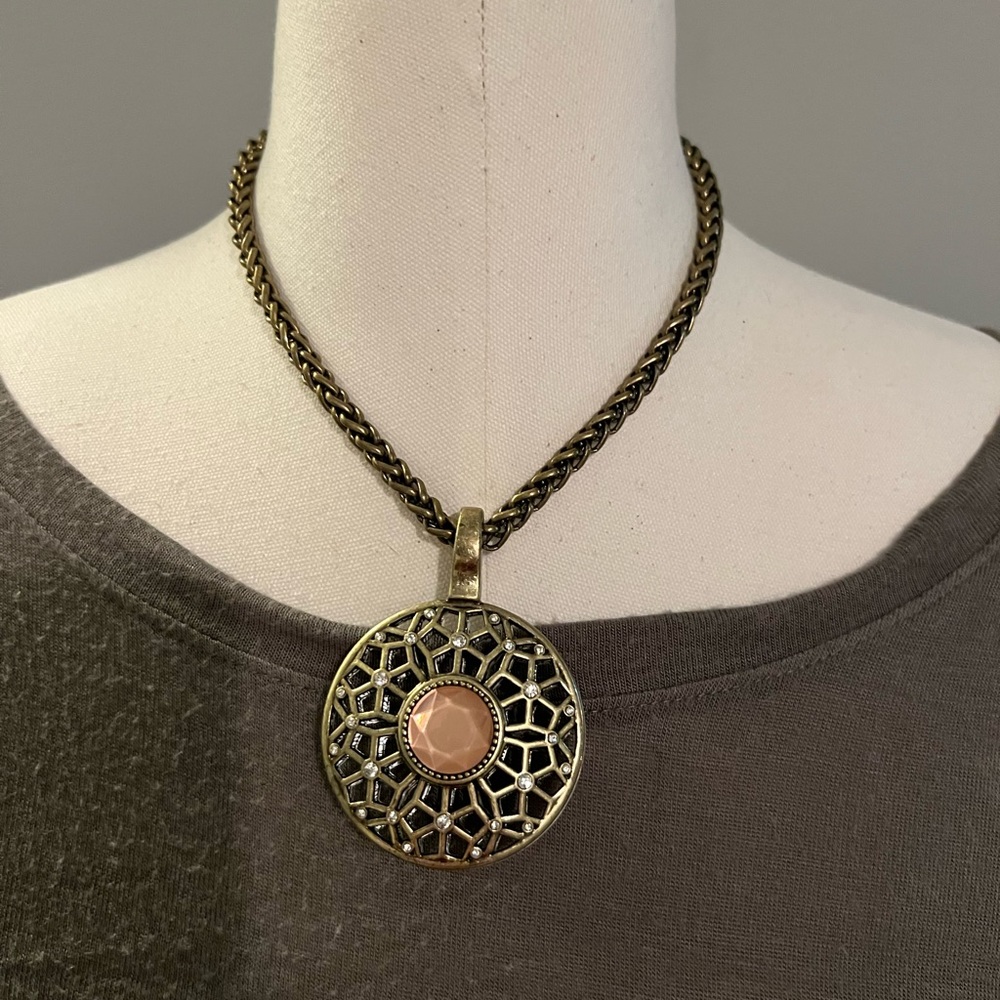 2 necklaces 1 reversible pendant with interchangeable magnets.